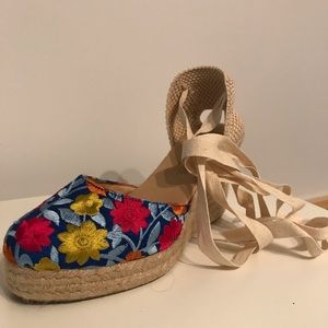 Plateforme espadrilles with embroidered detail